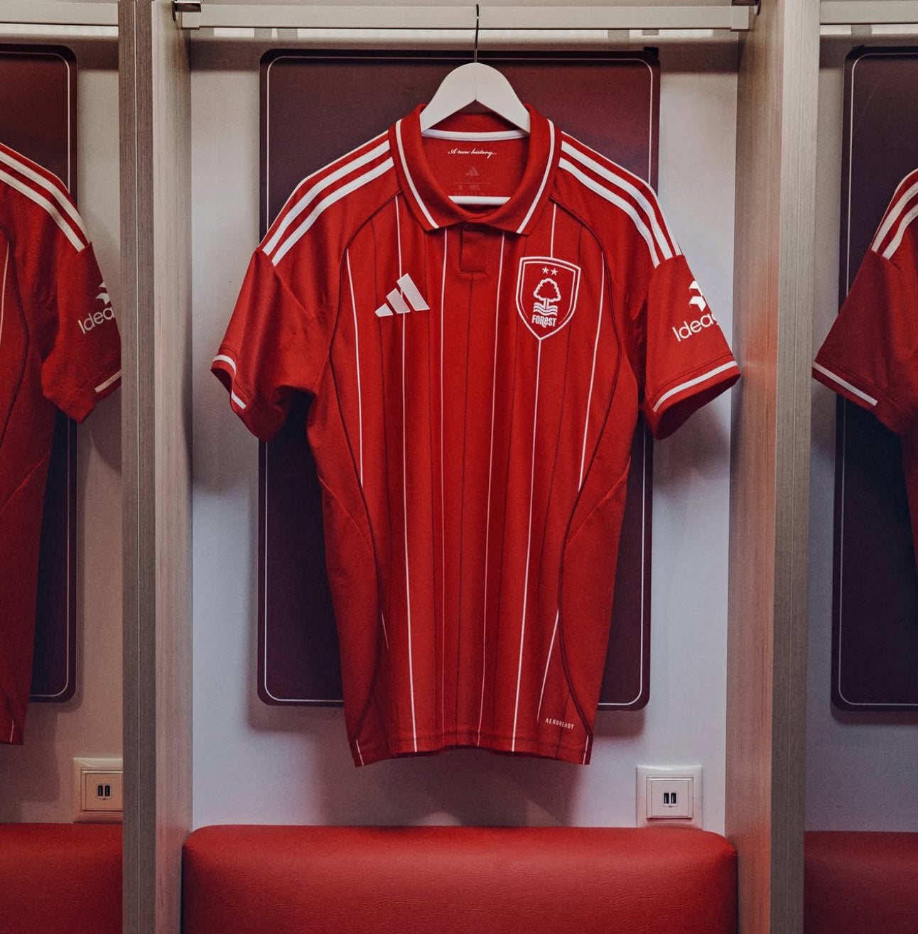 Camiseta local del Nottingham Forest 2025/26