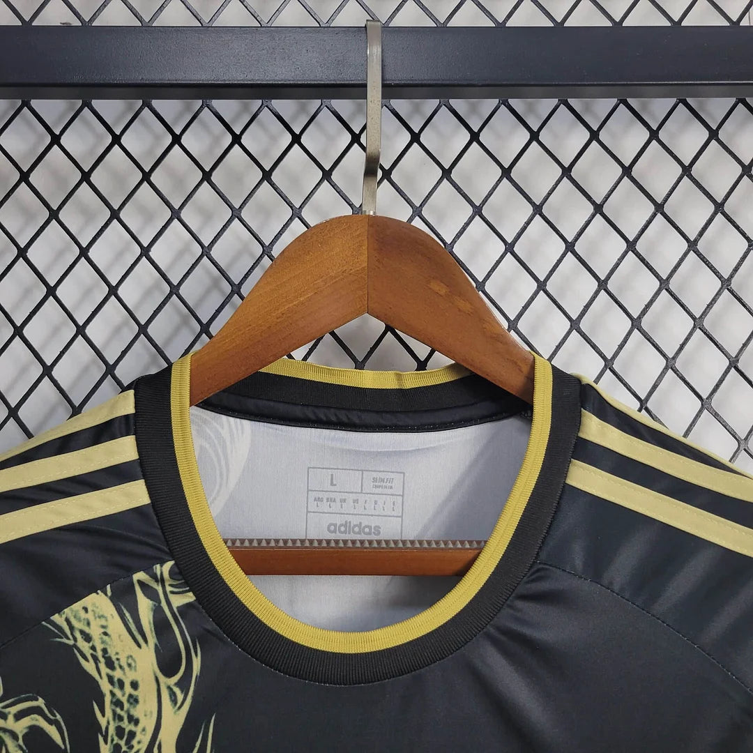 Camiseta de edición especial "Dragón de Oro" del Real Madrid 25/26
